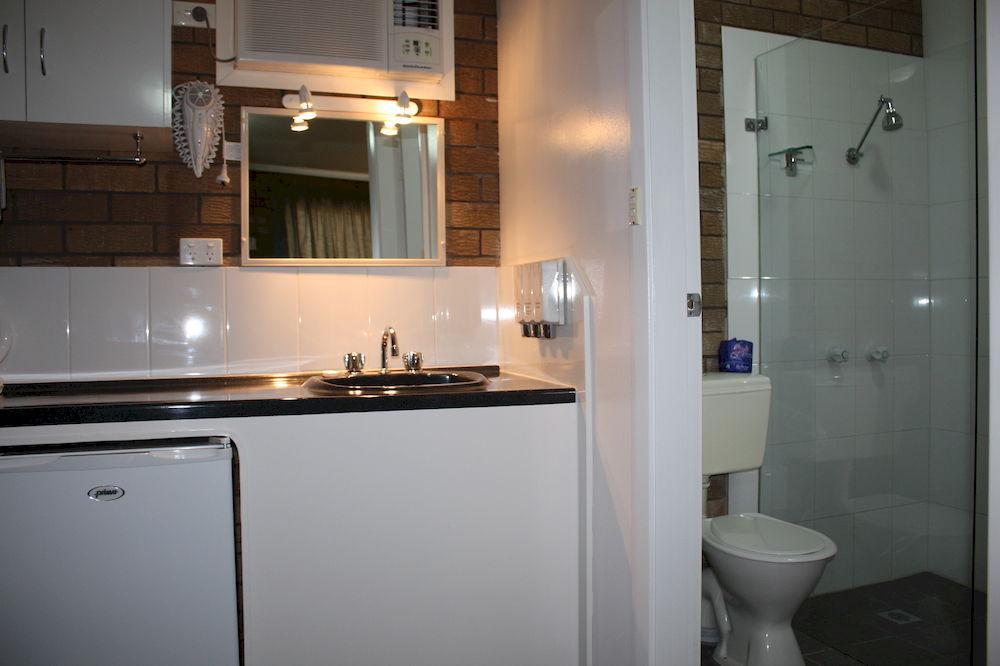 Camellia 3* Narrandera