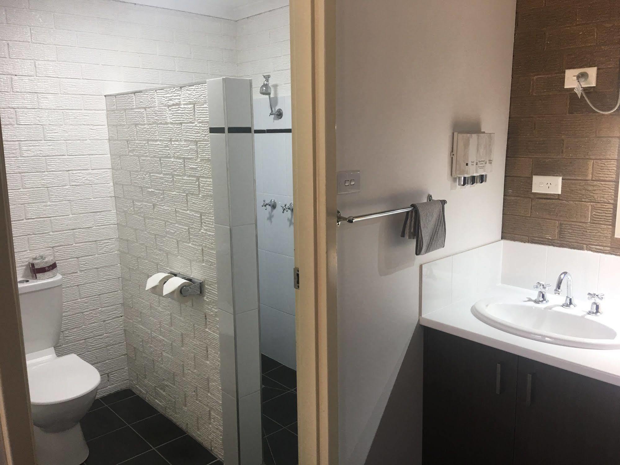 Camellia 3* Narrandera