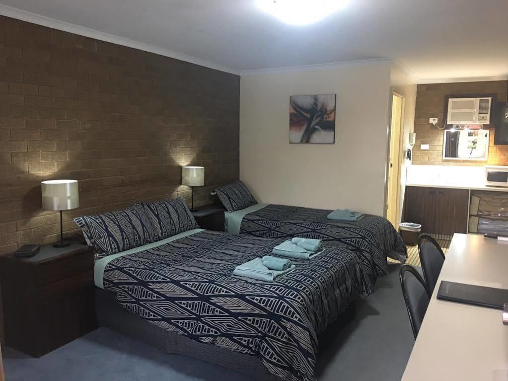 Camellia 3* Narrandera