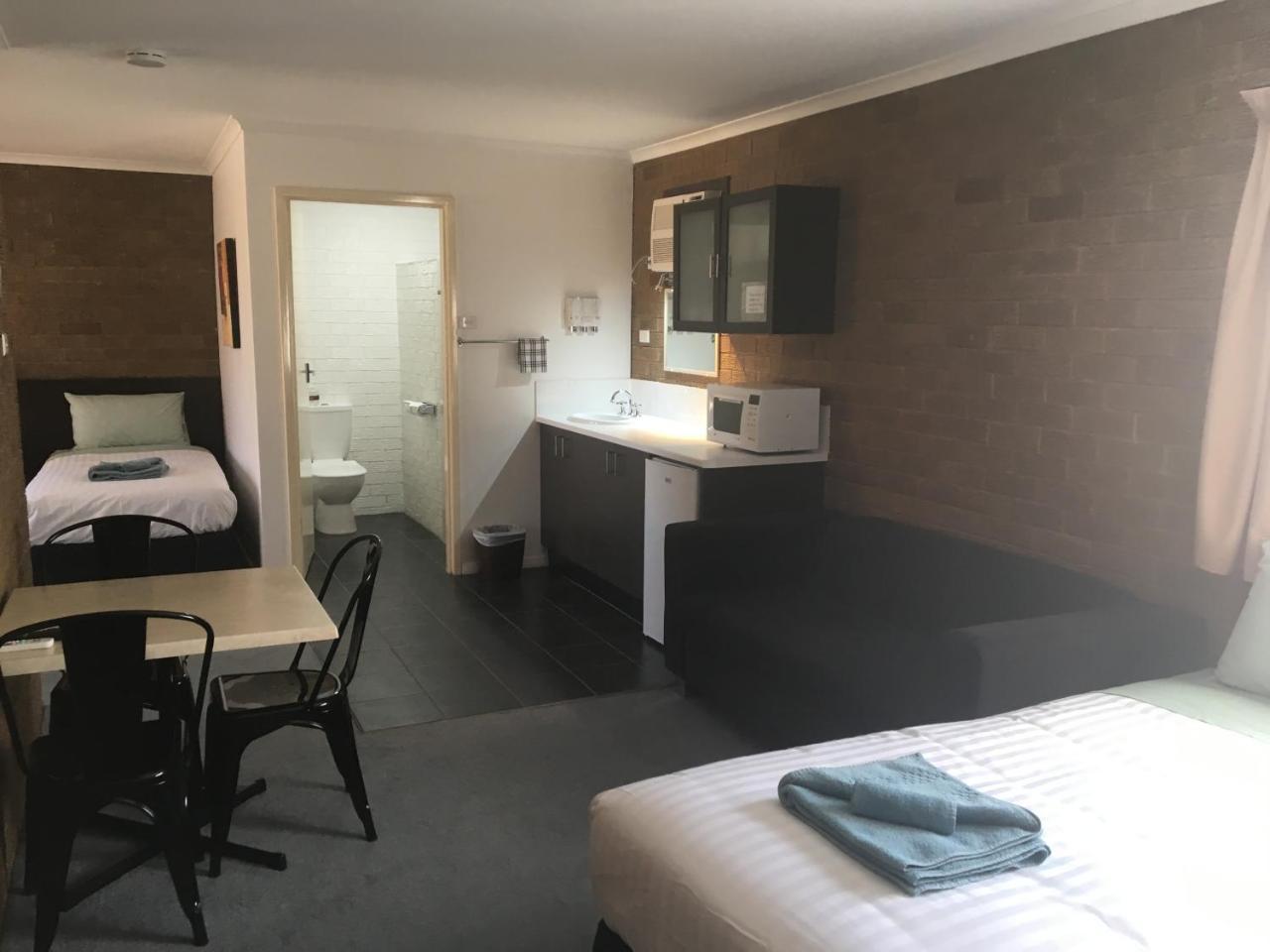 Camellia 3* Narrandera